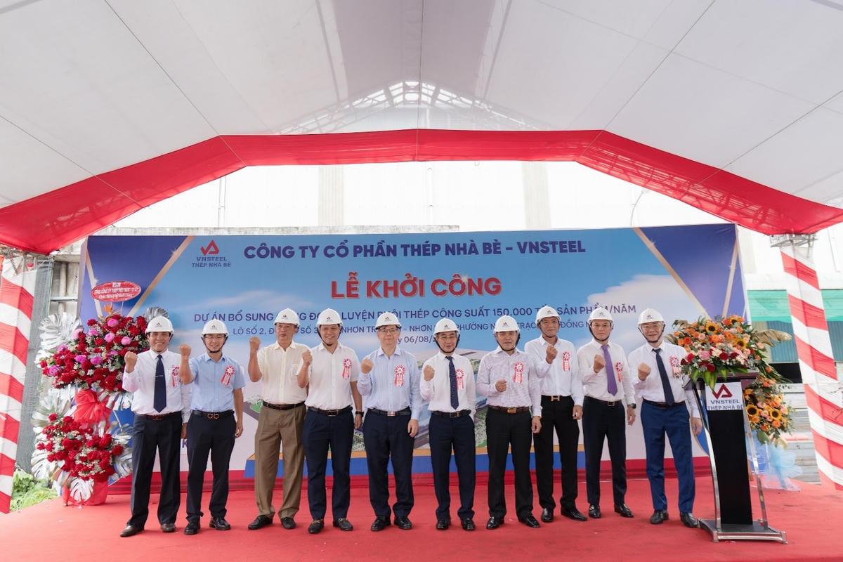 Các đại biểu thể hiện quyết tâm và cùng đồng hành để dự án của Thép Nhà Bè -VNSTEEL    hoàn thành đúng tiến độ.
