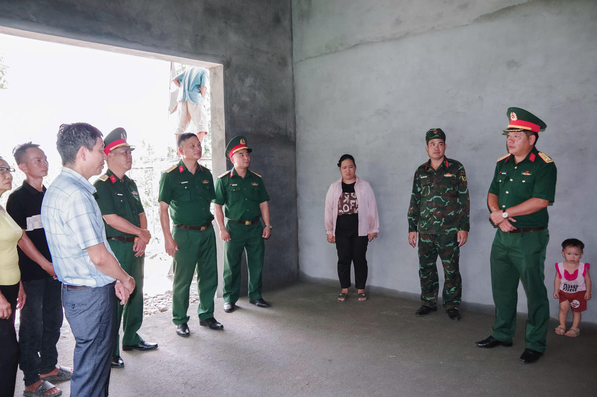 Đại diện Bộ CHQS TP Đà Nẵng kiểm tra tiến độ thực hiện chương trình tại xã Quế Sơn. Ảnh: QC.