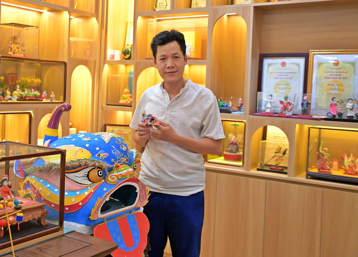 Nghệ nhân Đặng Văn Hậu đã có hơn 20 năm gắn bó với nghề nặn tò he truyền thống ở thôn Xuân La, xã Phượng Dực, Hà Nội.