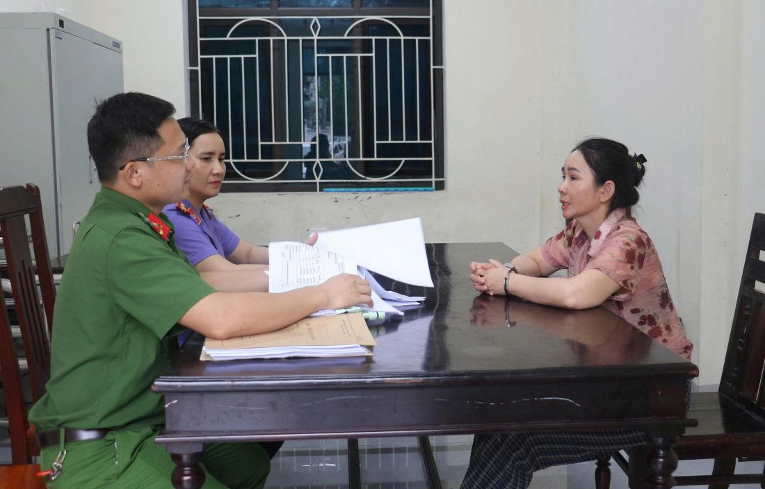 Cơ quan chức năng lấy lời khai Phạm Thị Hương. Ảnh: Công an tỉnh Nghệ An