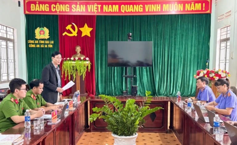 Lãnh đạo UBND xã Ia Tôr báo cáo quá trình quản lý, giám sát, giáo dục người chấp hành án trên địa bàn xã. Ảnh: ĐS.