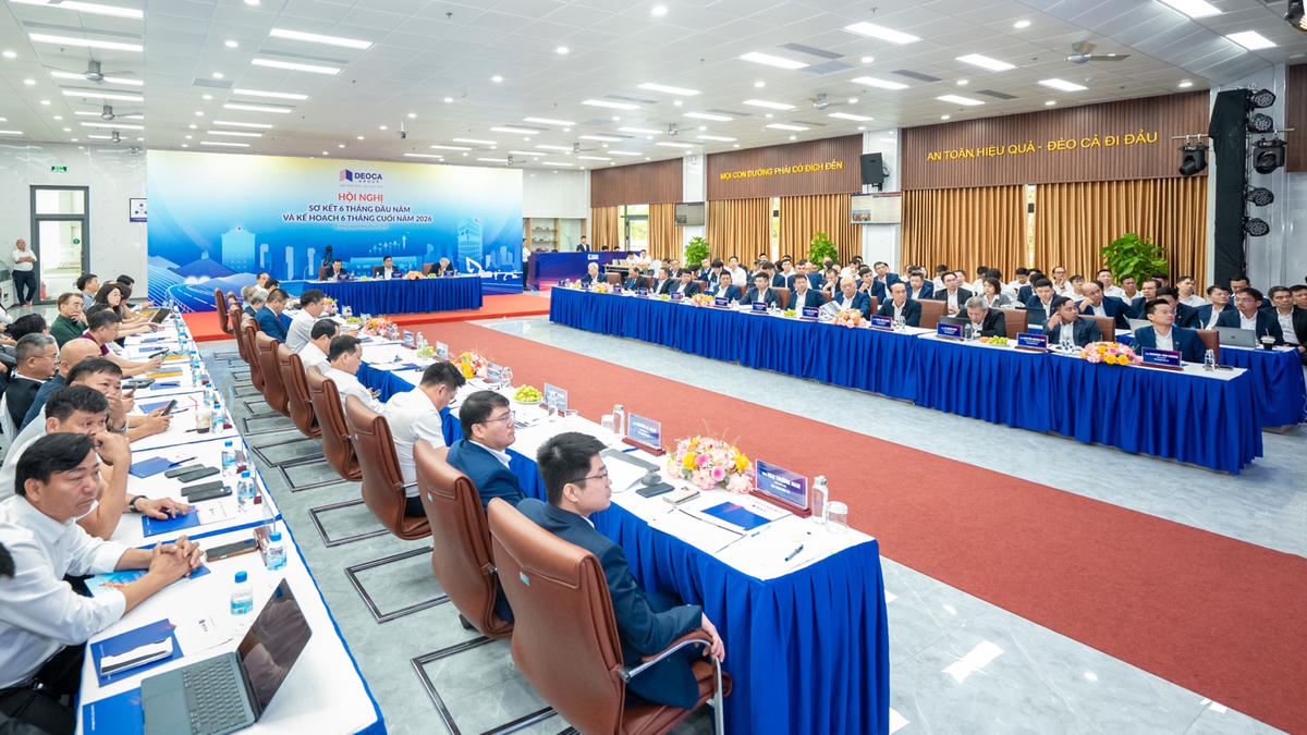 A group of people sitting at tables in a room with blue tables

AI-generated content may be incorrect.