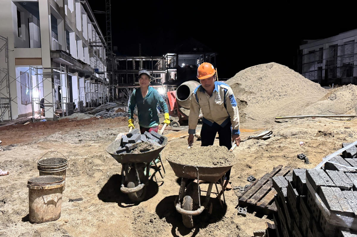 Hơn 300 công nhân tích cực tăng ca để Trường Phổ thông nội trú liên cấp Tiểu học và THCS Thuận An (tỉnh Lâm Đồng) kịp tiến độ.