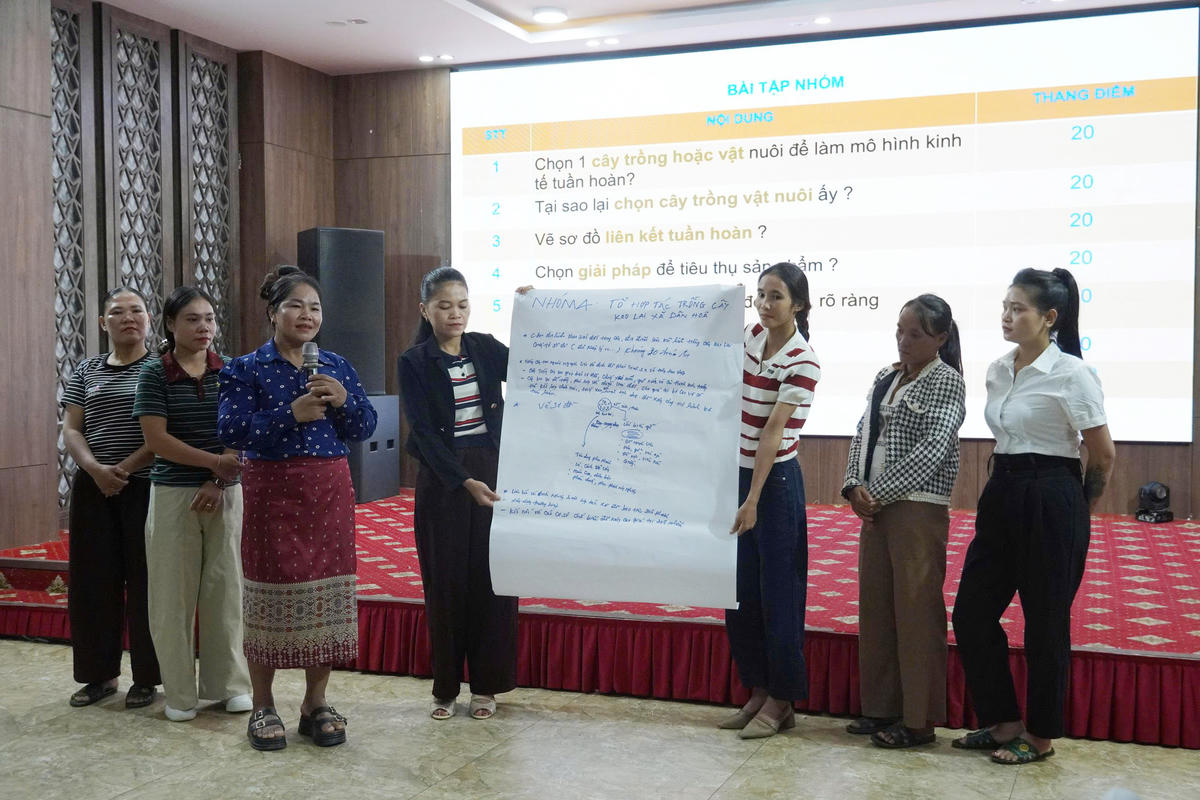  Chị em phụ nữ ở vùng cao Quảng Trị tham gia thảo luận về mô hình sinh kế tại lớp tập huấn Dự án 8 do Hội LHPN tỉnh tổ chức.