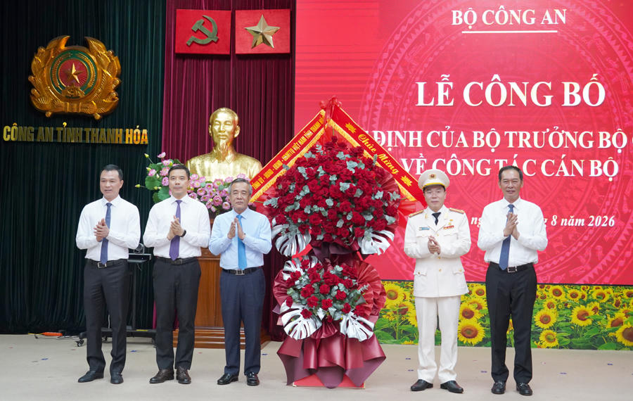 Thường trực Tỉnh ủy Thanh Hóa chúc mừng tân Giám đốc Công an tỉnh. Ảnh: CATH