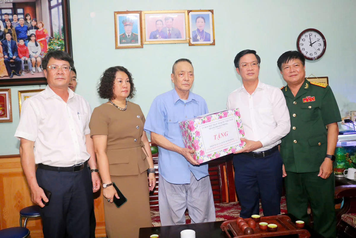 Hải Phòng: Thăm, tặng quà nạn nhân chất độc da cam