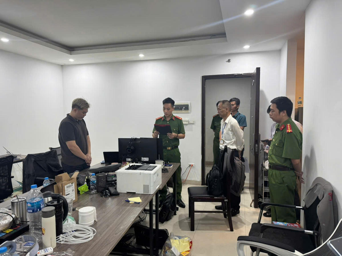 Lực lượng chức năng khám xét khẩn cấp nơi làm việc của các đối tượng. Ảnh: Công an tỉnh Phú Thọ