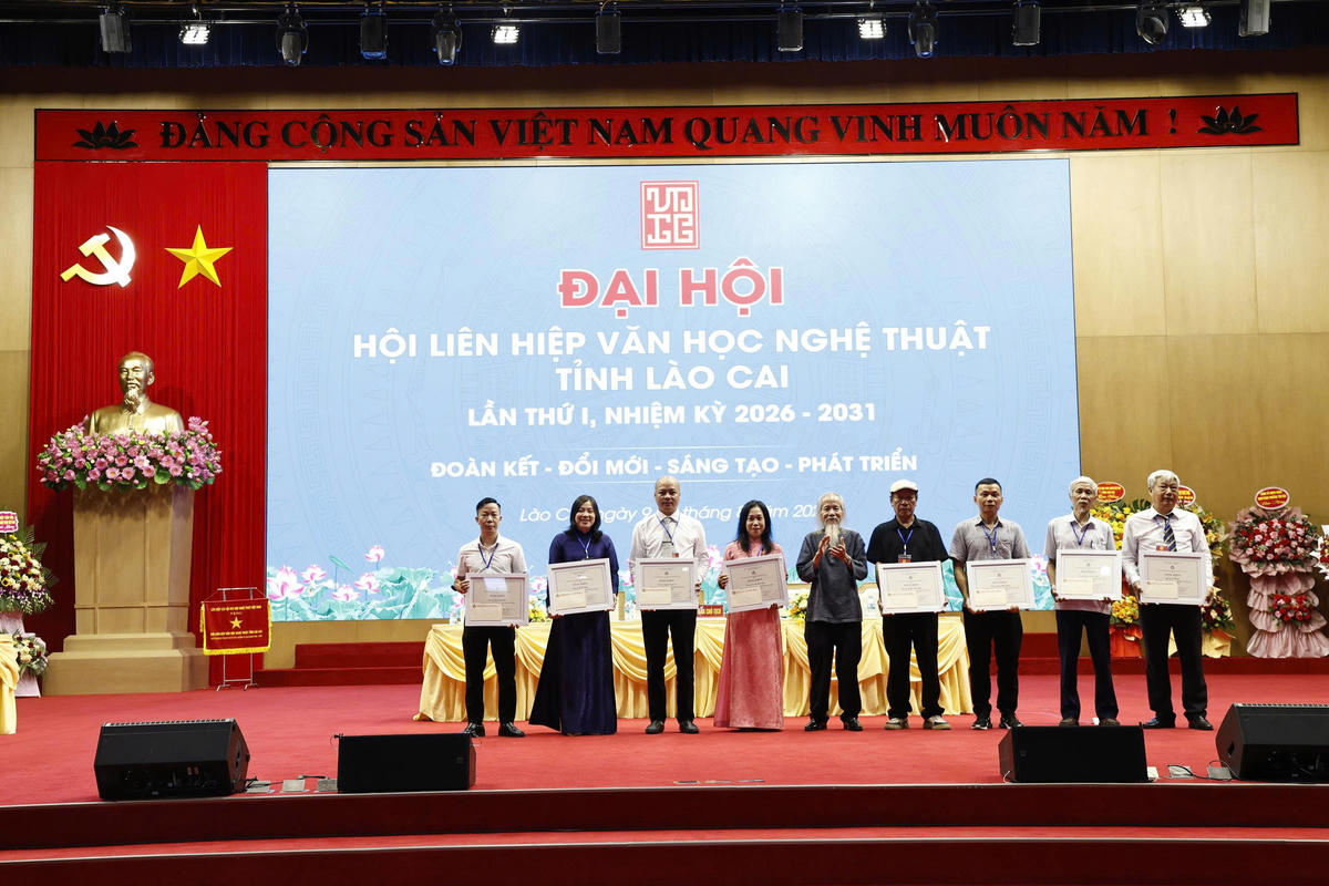 Chủ tịch Hội Mỹ thuật Việt Nam trao bằng khen cho các tập thể và cá nhân. Ảnh: Dương Toản.