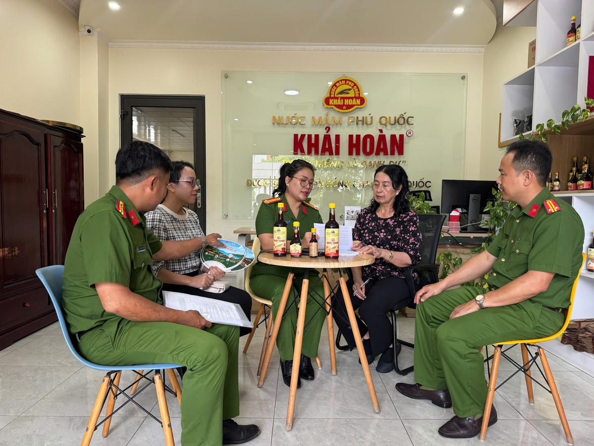 Doanh nghiệp ký cam kết chung tay bảo vệ tài nguyên, môi trường và an toàn thực phẩm. Ảnh: Hoàng Dung