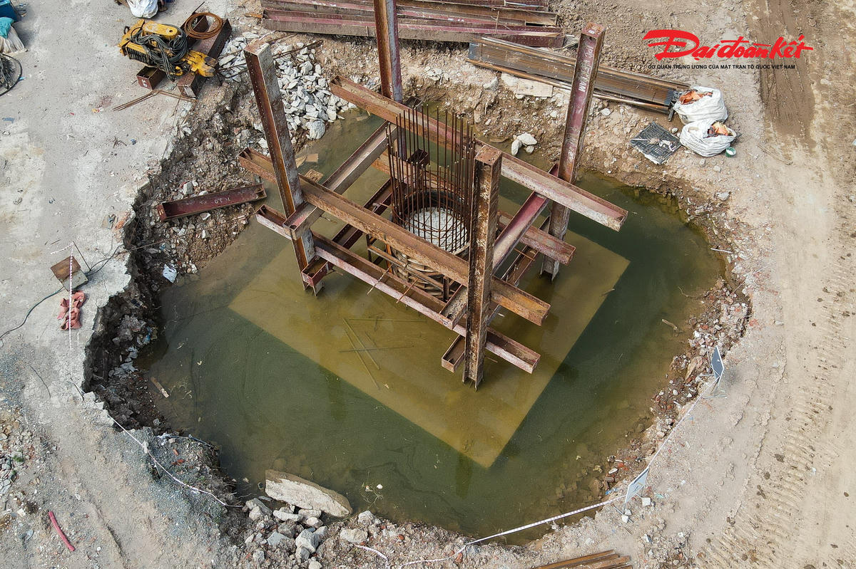 Nhiều vị trí đã được triển khai khoan cọc nhồi, thi công móng và dựng trụ cầu.