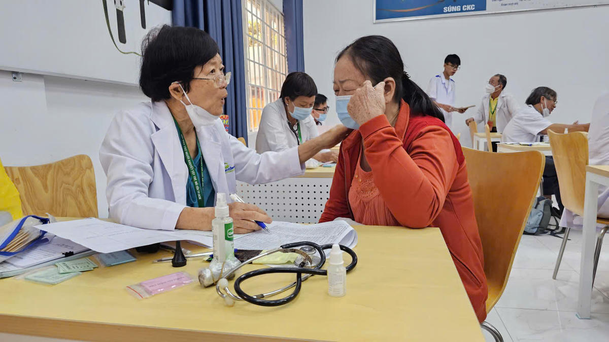 Bác sĩ thăm khám, đo huyết áp cho người dân trong đợt khám sức khỏe. Ảnh Trung Ngãi