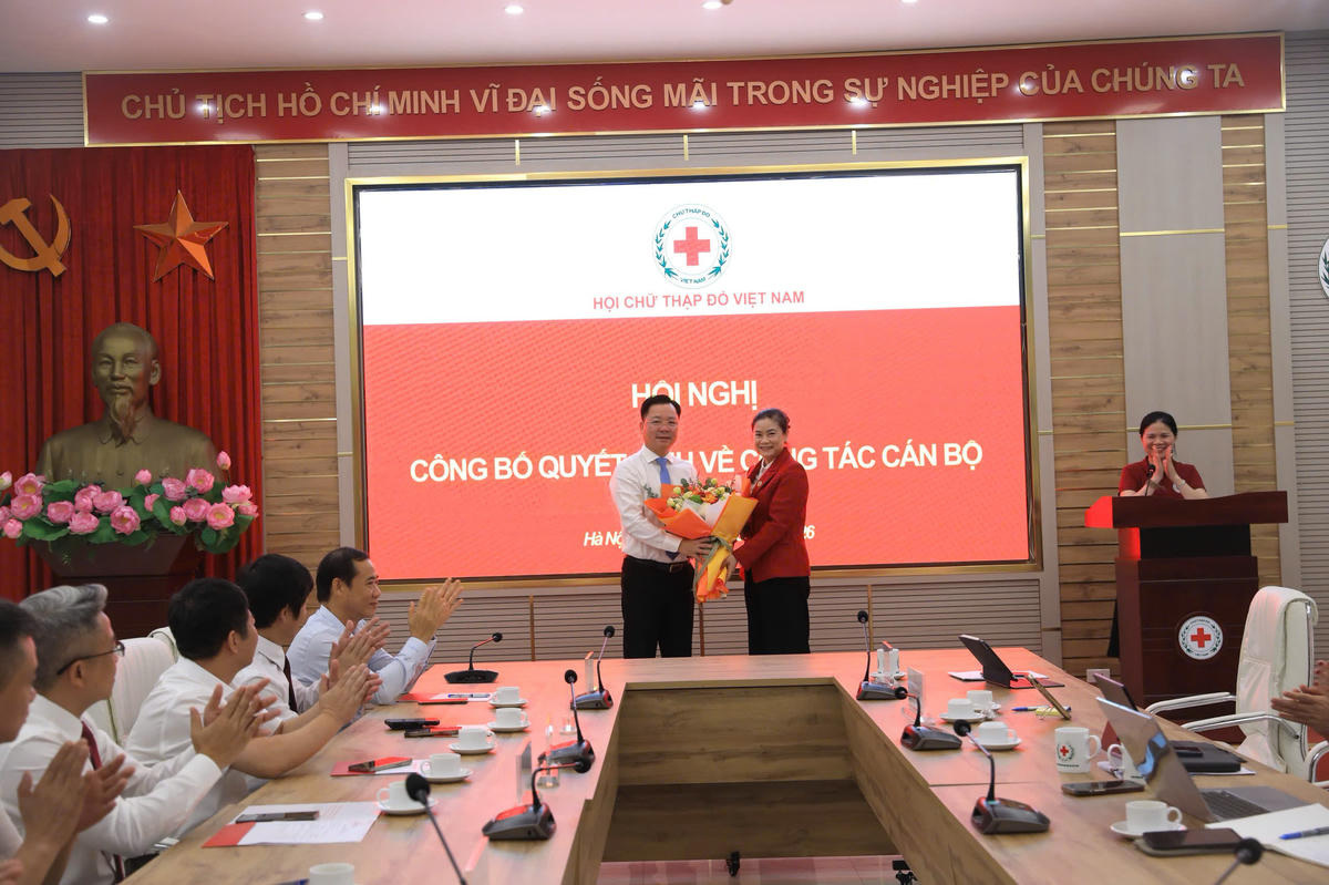 Tại Hội nghị, bà Đỗ Thị Thu Thảo, Bí thư Đảng ủy, Chủ tịch Hội Chữ thập đỏ Việt Nam trao Quyết định, tặng hoa chúc mừng và phát biểu giao nhiệm vụ đối với ông Nguyễn Sỹ Trường. Ảnh: PV