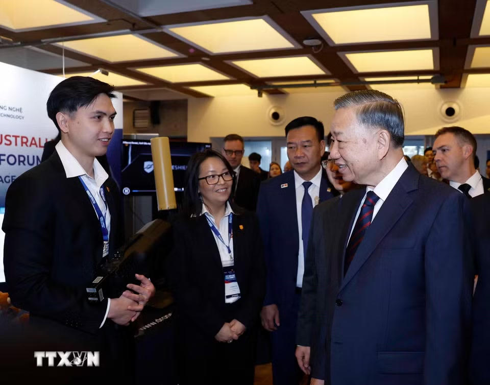 Tổng Bí thư, Chủ tịch nước Tô Lâm tham quan khu vực triển lãm, trưng bày thành tựu hợp tác khoa học công nghệ, đổi mới sáng tạo, đầu tư và giáo dục giữa Việt Nam - Australia. (Ảnh: Thống Nhất/TTXVN)
