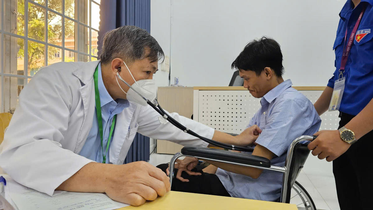 Bác sĩ khám, tư vấn sức khỏe cho người dân trong quá trình sàng lọc. Ảnh Trung Ngãi
