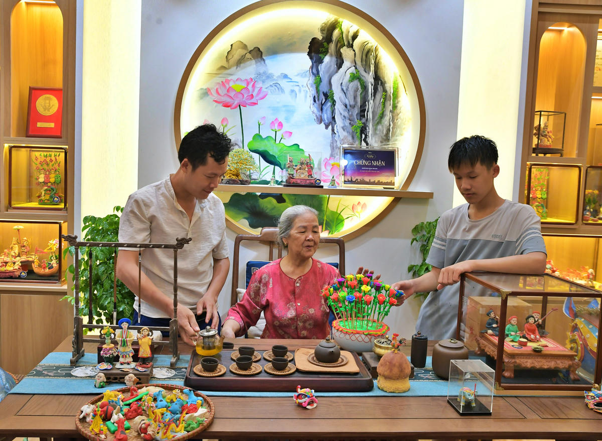 Khoảnh khắc ba thế hệ gia đình nghệ nhân Đặng Văn Hậu trò chuyện cùng nhau về nghề truyền thống.