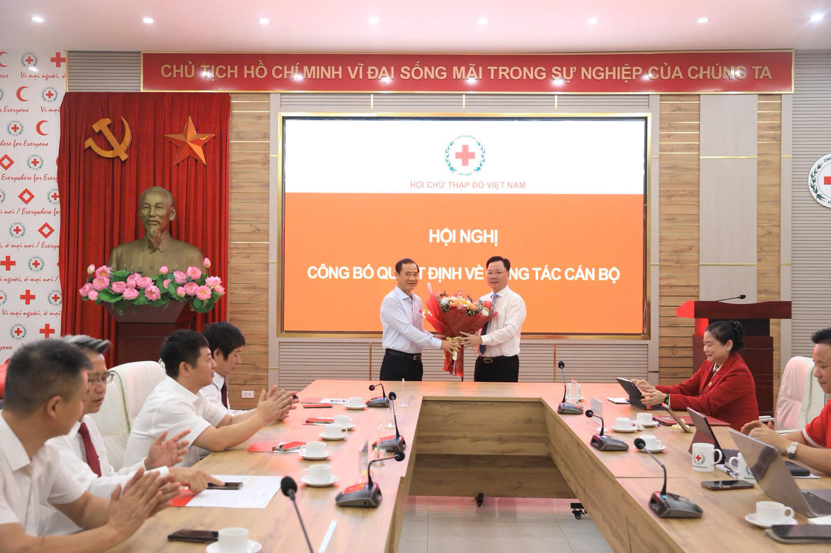 Ông Nguyễn Thái Học, Phó Bí thư Đảng ủy MTTQ, các đoàn thể Trung ương chúc mừng ông Nguyễn Sỹ Trường. Ảnh: PV