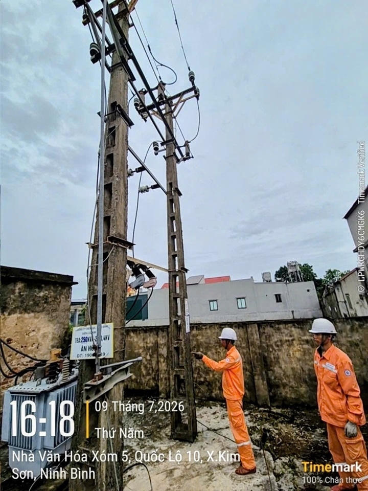 Công ty Điện lực Ninh Bình kiểm tra lưới điện, rà soát tình trạng thiết bị, chủ động phát hiện và xử lý các nguy cơ mất an toàn