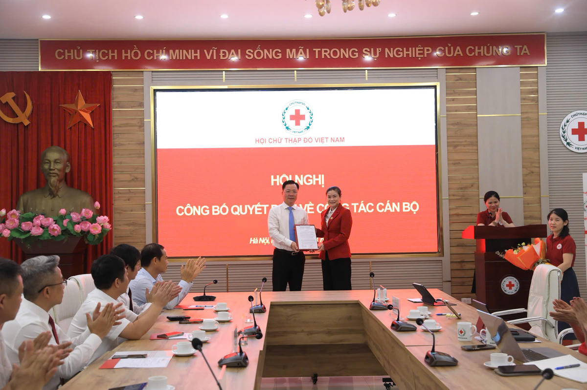 Bà Đỗ Thị Thu Thảo, Bí thư Đảng ủy, Chủ tịch Hội Chữ thập đỏ Việt Nam trao quyết định cho ông Nguyễn Sỹ Trường giữ chức Phó Chủ tịch Hội Chữ thập đỏ Việt Nam. Ảnh: PV
