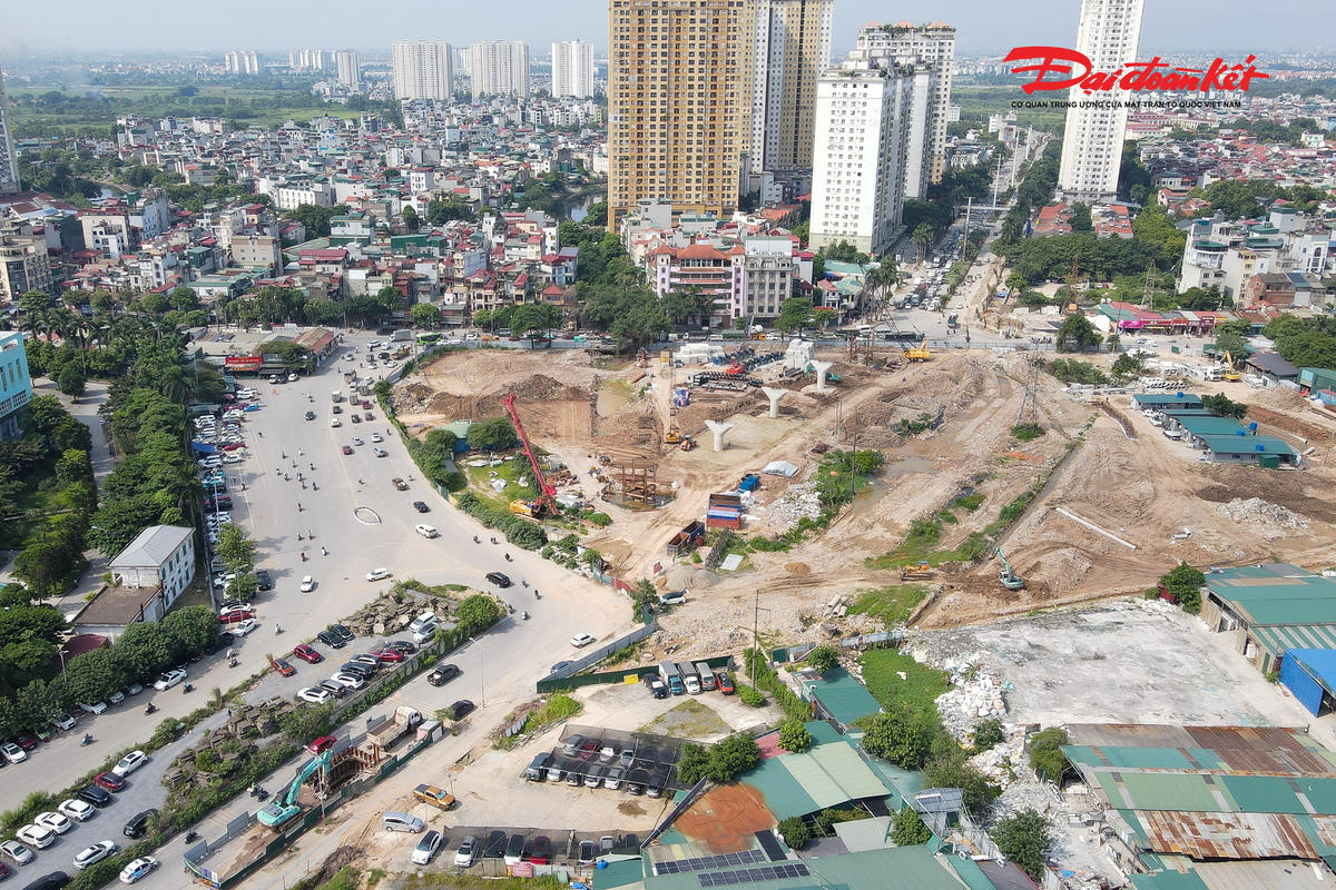 Theo ghi nhận của PV Báo Đại đoàn kết ngày 10/8, công trường dự án nút giao Phạm Tu - đường 70 nhộn nhịp với hàng loạt máy móc, thiết bị được huy động. Các máy khoan cọc nhồi, cẩu bánh xích, máy xúc cùng nhiều phương tiện thi công hoạt động liên tục.