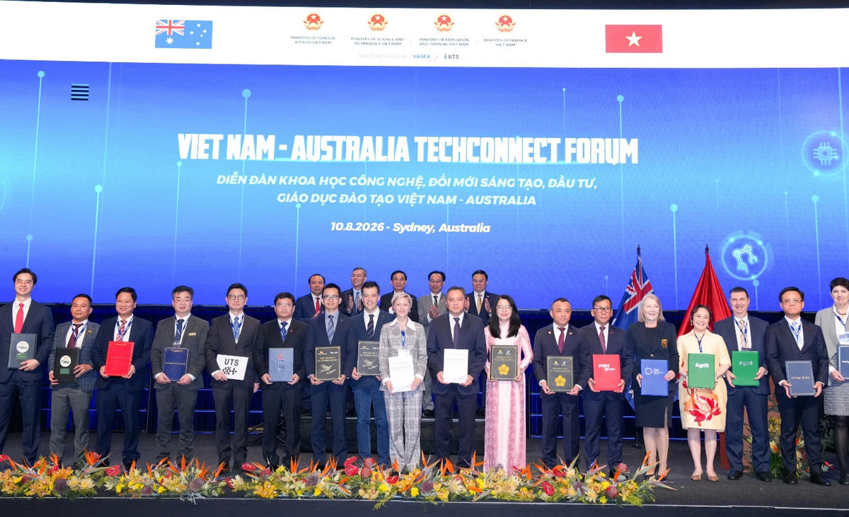 Vietjet và Sân bay Quốc tế Western Sydney cùng các doanh nghiệp Việt Nam và Australia trao văn kiện hợp tác trước sự chứng kiến của Ủy viên Bộ Chính trị, Phó Thủ tướng Chính phủ, Bộ trưởng Bộ Quốc phòng Phan Văn Giang, cùng lãnh đạo cấp cao và cộng đồng doanh nghiệp hai nước.