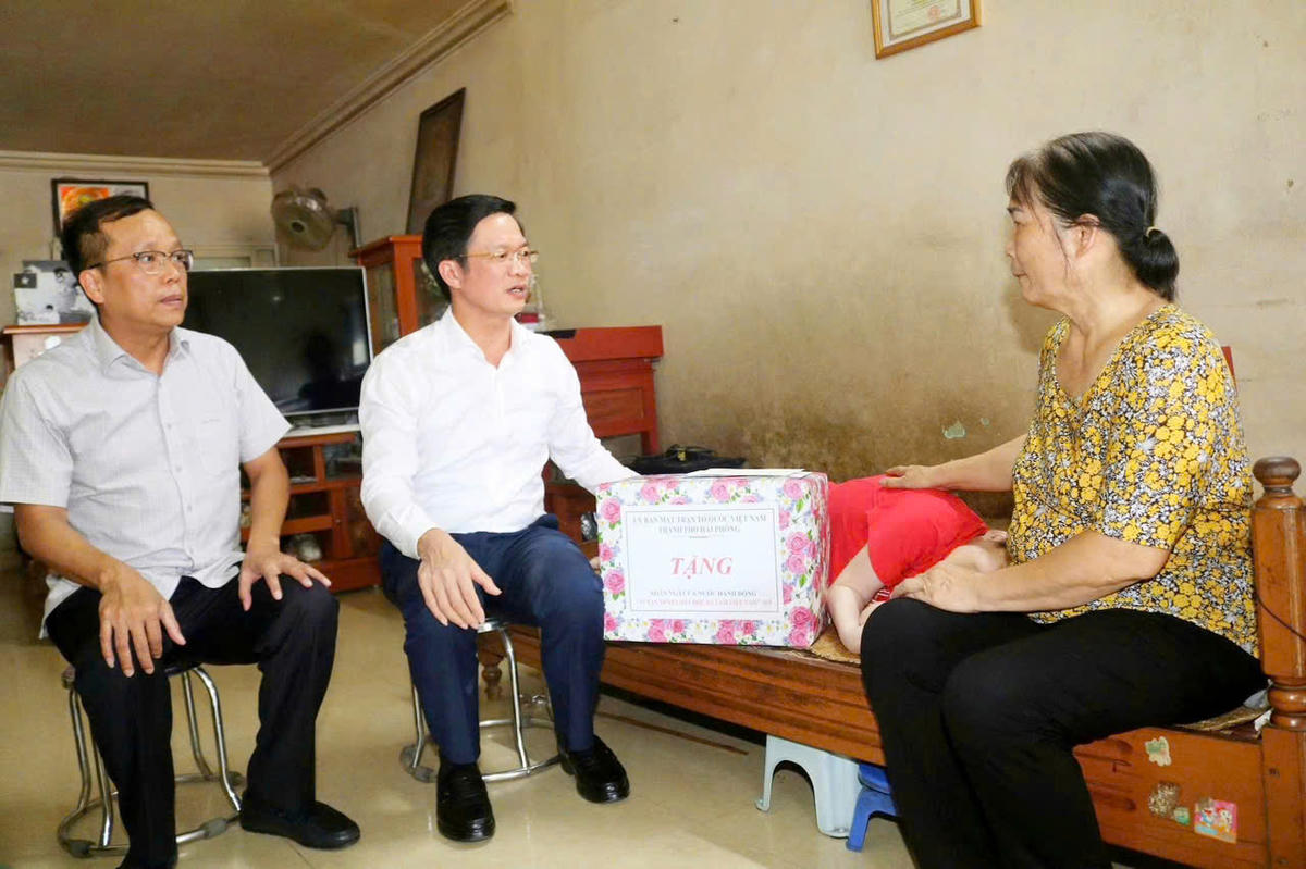 Ông Phạm Văn Lập, Phó Bí thư Thành ủy, Chủ tịch Ủy ban MTTQ Việt Nam TP Hải Phòng đã thăm, tặng quà gia đình chị Đặng Thị Thuỷ. Ảnh: PT.