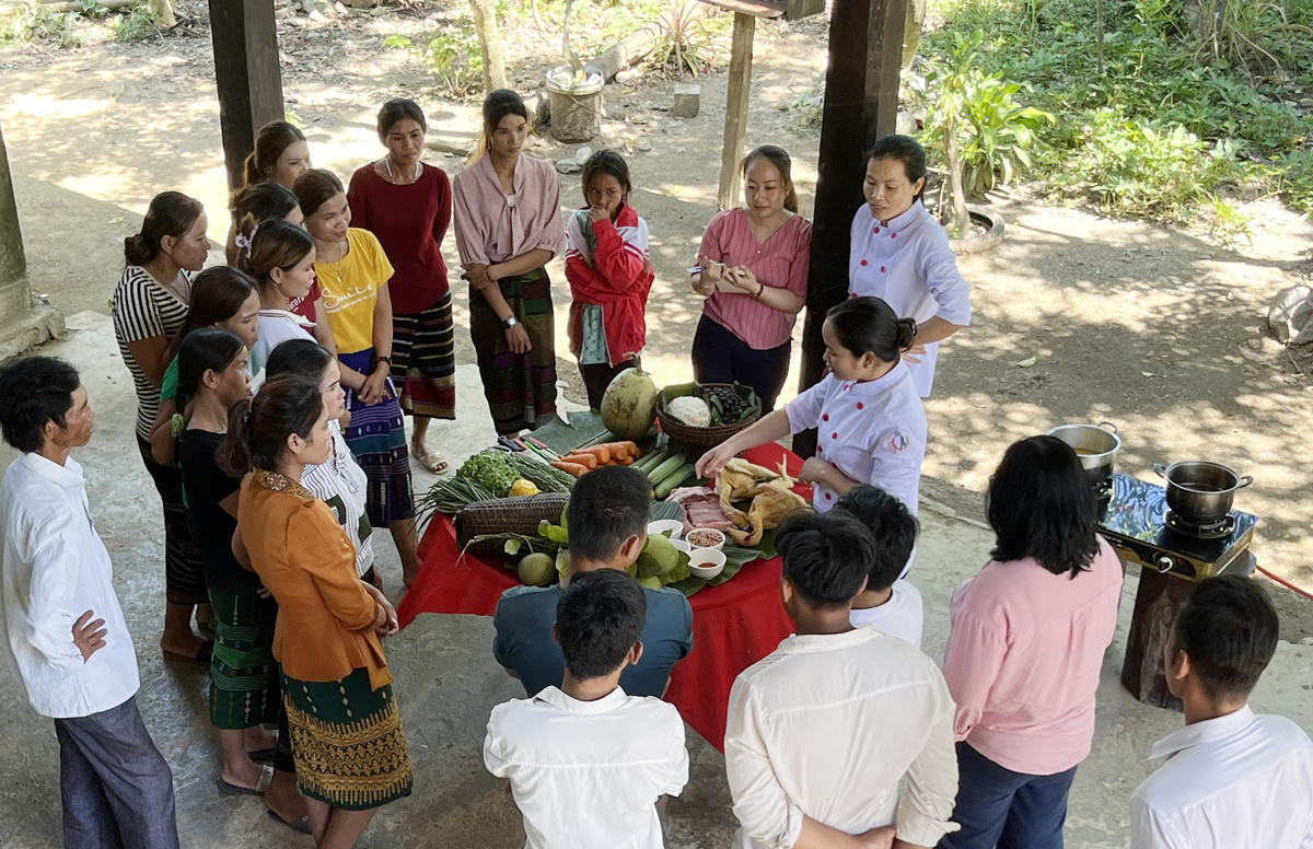 Hướng dẫn phụ nữ vùng đồng bào DTTS ở Quảng Trị chế biến, bày biện ẩm thực phục vụ khách du lịch.