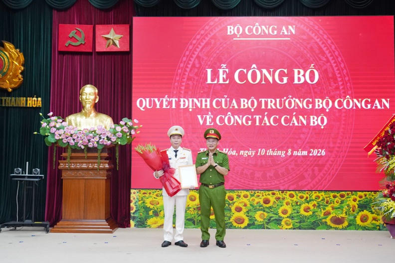 Thượng tướng Nguyễn Văn Long - Thứ trưởng Bộ Công an trao quyết định cho Đại tá Hoàng Quốc Việt. Ảnh: CATH