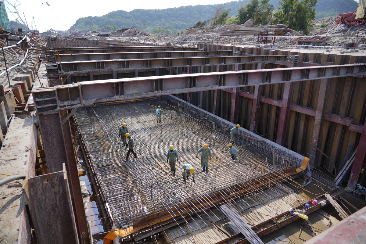 Tại phần hầm, cọc đạt khoảng 97%, trong khi đào móng đạt 42%. Đối với nền đường, đào nền và đào khuôn đạt khoảng 97%; đắp cát đạt 97%, còn đắp đất đạt 79%. Khi phần nền cơ bản hoàn thành, mặt bằng có thể chuyển sang thi công các lớp kết cấu phía trên và hạ tầng kỹ thuật liên quan, với điều kiện nguồn vật liệu được cung ứng liên tục. Ảnh: Ánh Dương