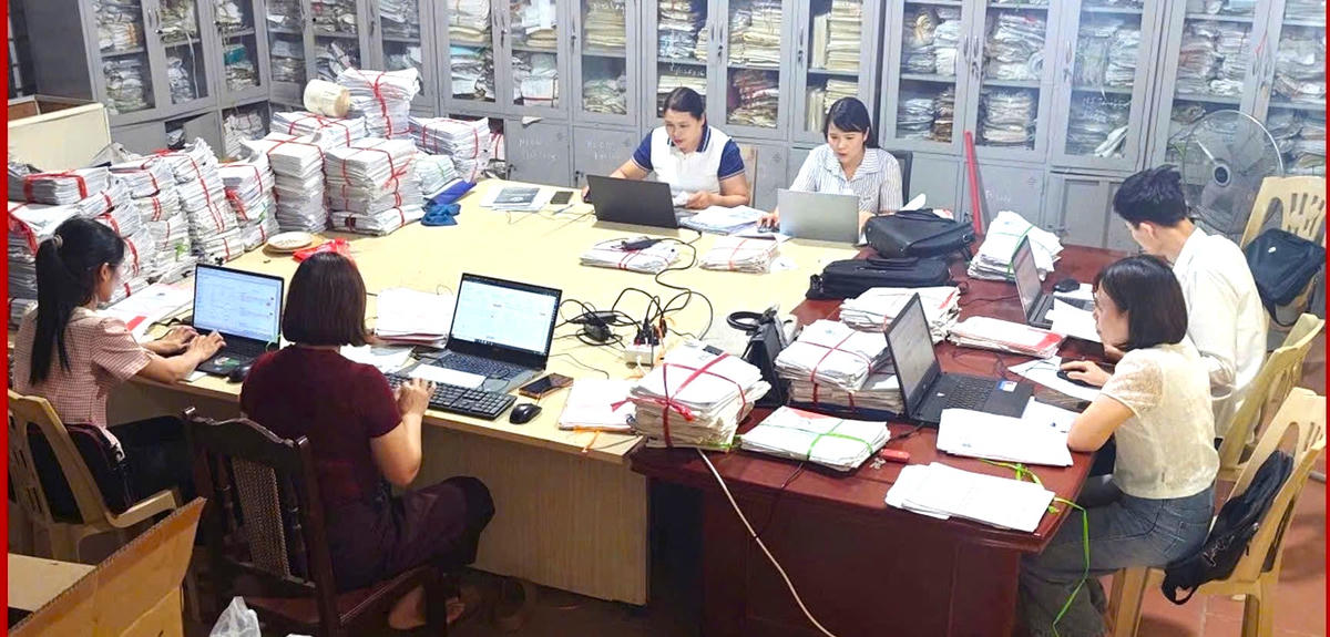 Cán bộ Văn phòng Đăng ký đất đai Thanh Hóa rà soát, đối chiếu, chuẩn hóa thông tin từng thửa đất trong chiến dịch cao điểm làm sạch dữ liệu đất đai.