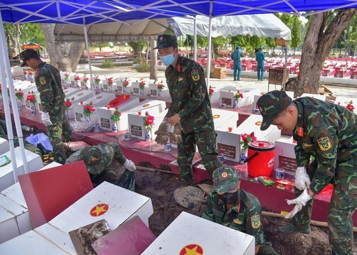 Lấy mẫu sinh phẩm tại Nghĩa trang Liệt sĩ Bình Thuận, tỉnh Lâm Đồng.