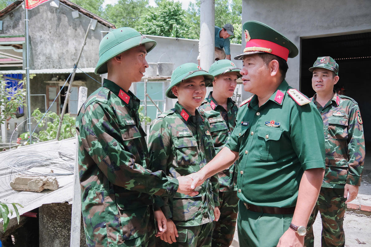 Lãnh đạo Bộ CHQS TP Đà Nẵng thăm, động viên cán bộ chiến sĩ tham gia hỗ trợ xóa nhà tạm, nhà dột nát. Ảnh: QC.