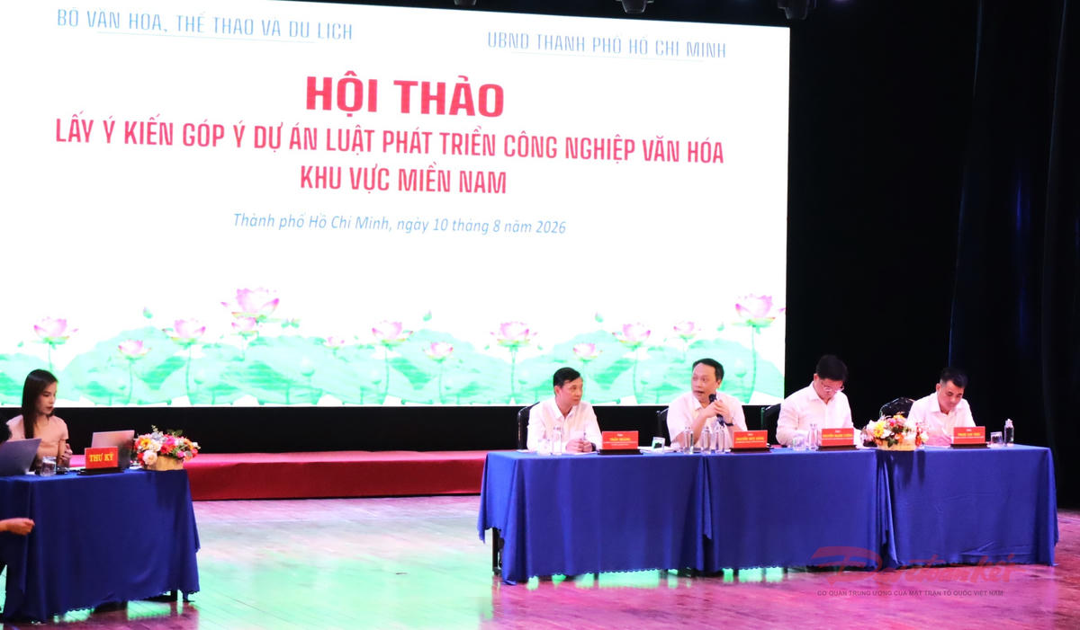 Ban chủ trì hội thảo điều hành lấy ý kiến góp ý Dự án Luật phát triển công nghiệp văn hóa. Ảnh: T.Luân.