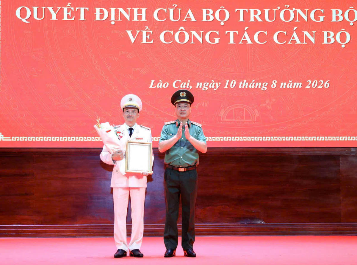 Đại tá Trịnh Khắc Cường - Phó Cục trưởng Cục An ninh chính trị nội bộ, Bộ Công an nhận quyết định điều động, bổ nhiệm giữ chức Giám đốc Công an tỉnh Lào Cai. Ảnh: Báo Lào Cai.