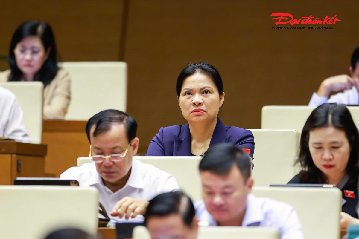 Phó Chủ tịch, Tổng Thư ký UBTƯ MTTQ Việt Nam Hà Thị Nga tham dự phiên thảo luận (Ảnh: Quang Vinh)