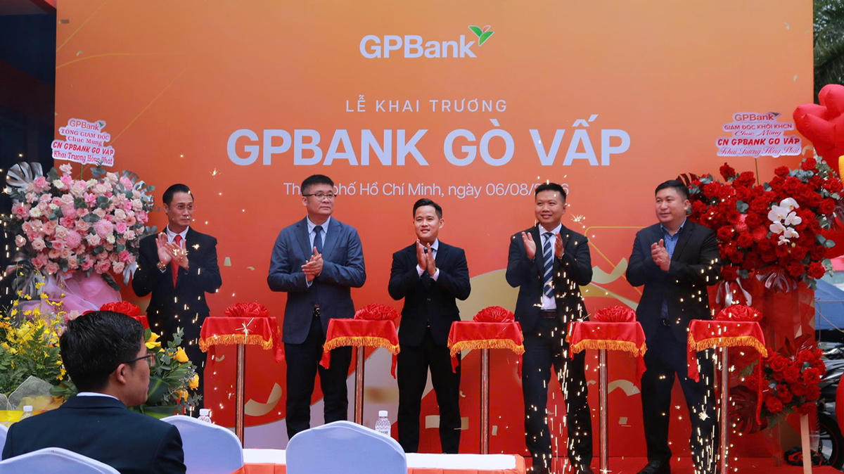 Đại diện GPBank tại lễ khai trương.