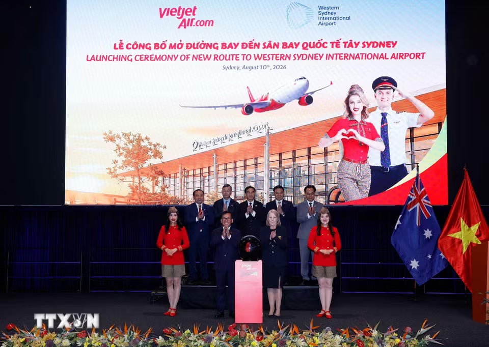 Đại tướng Phan Văn Giang, Uỷ viên Bộ Chính trị, Phó Thủ tướng Chính phủ, Bộ trưởng Bộ Quốc phòng và các đại biểu chứng kiến Lễ công bố mở đường bay đến sân bay quốc tế Tây Sydney của Hãng hàng không Vietjet Air. (Ảnh: Thống Nhất/TTXVN)