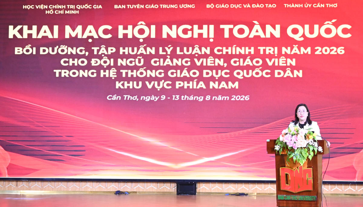 Phó Trưởng Ban Tuyên giáo Trung ương Đinh Thị Mai phát biểu khai mạc hội nghị. Ảnh Hồng Thắm