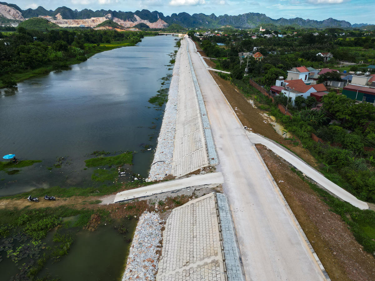 Nhiều công trình đê điều, phòng chống thiên tai trên địa bàn Thanh Hóa đang được triển khai gấp rút. Ảnh: Đình Minh