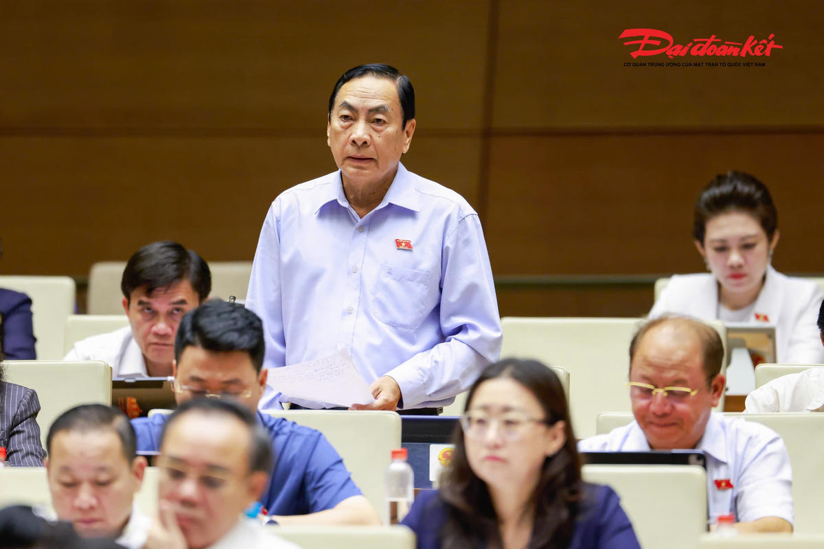 Đại biểu Phạm Văn Hoà, Đoàn ĐBQH tỉnh Đồng Tháp phát biểu. (Ảnh: Quang Vinh)