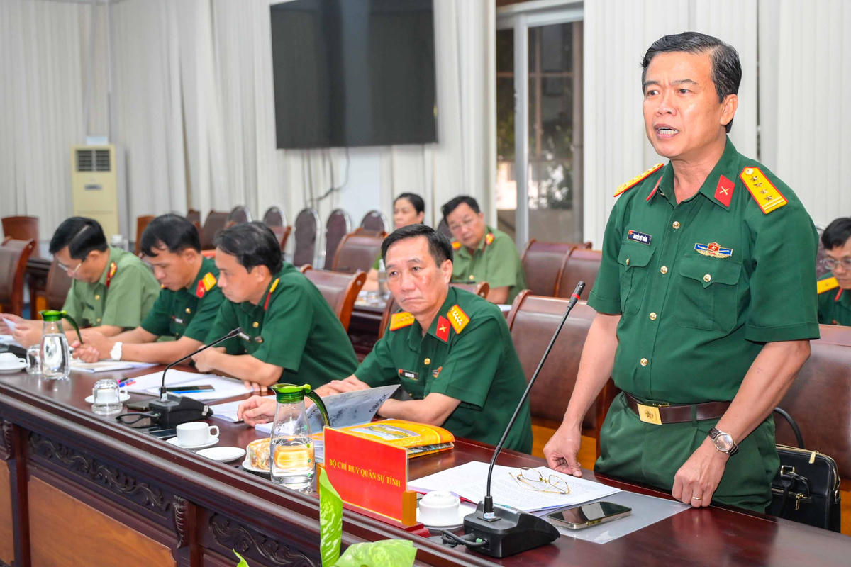 Đại tá Nguyễn Việt Thắng - Chính ủy Bộ Chỉ huy Quân sự tỉnh, Phó trưởng Ban Chỉ đạo 515 tỉnh An Giang phát biểu tại buổi làm việc. Ảnh: Phương Vũ