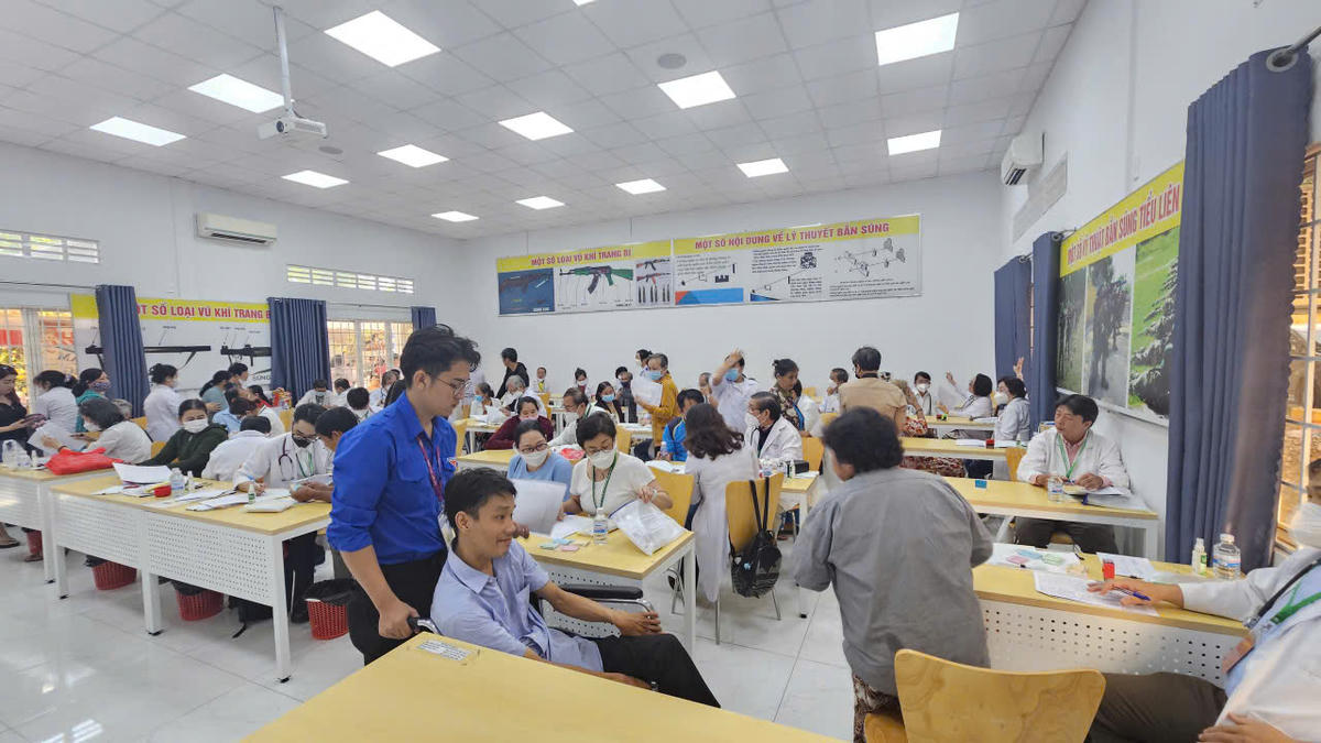 Đông người dân đến khám sức khỏe tại điểm khám, với sự hỗ trợ của đội ngũ y, bác sĩ. Ảnh Trung Ngãi