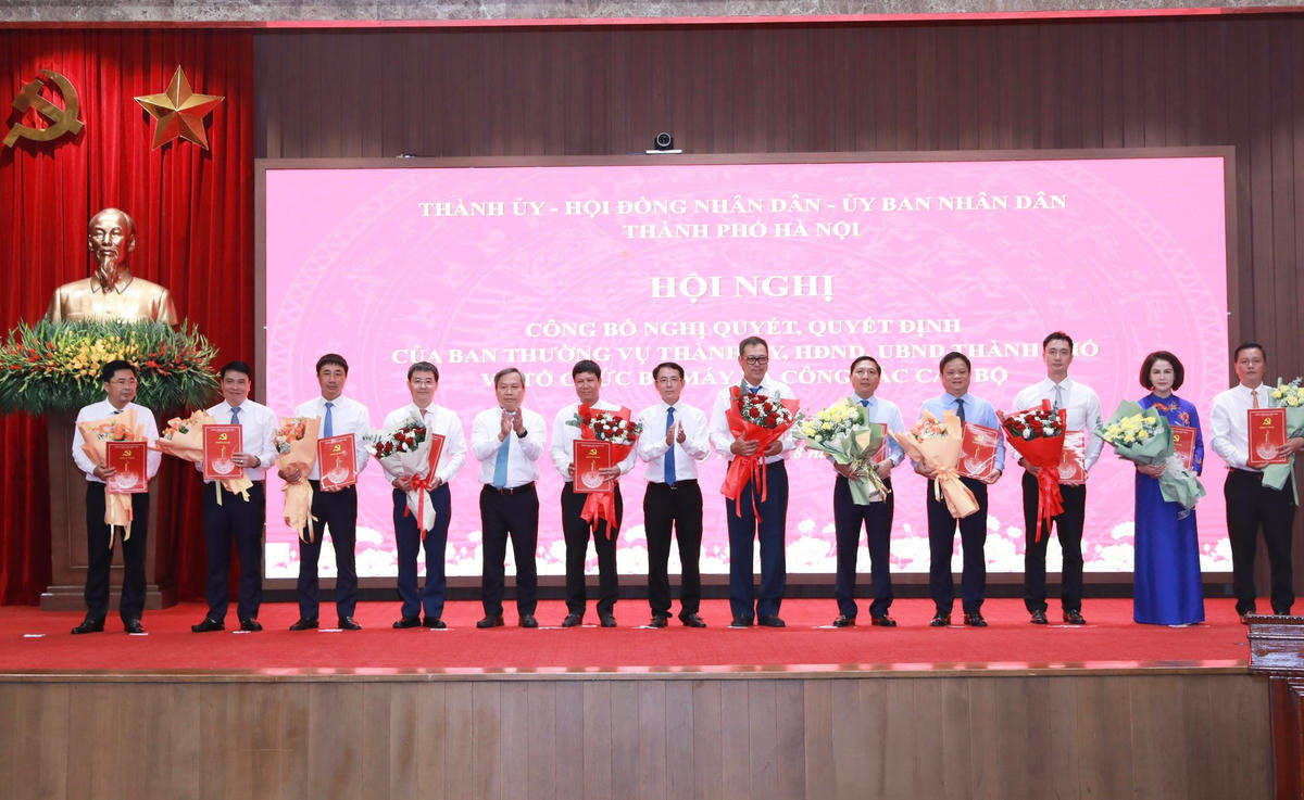 Phó Bí thư Thường trực Thành ủy Hà Nội Nguyễn Trọng Đông; Chủ tịch UBND TP Hà Nội Vũ Đại Thắng trao quyết định về công tác cán bộ cho các đồng chí nhận nhiệm vụ mới. Ảnh: QT