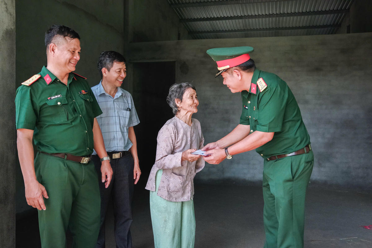 Đại diện Bộ CHQS TP Đà Nẵng thăm hỏi, tặng quà cho một gia đình hỗ trợ xóa nhà tạm, nhà dột nát. QC.