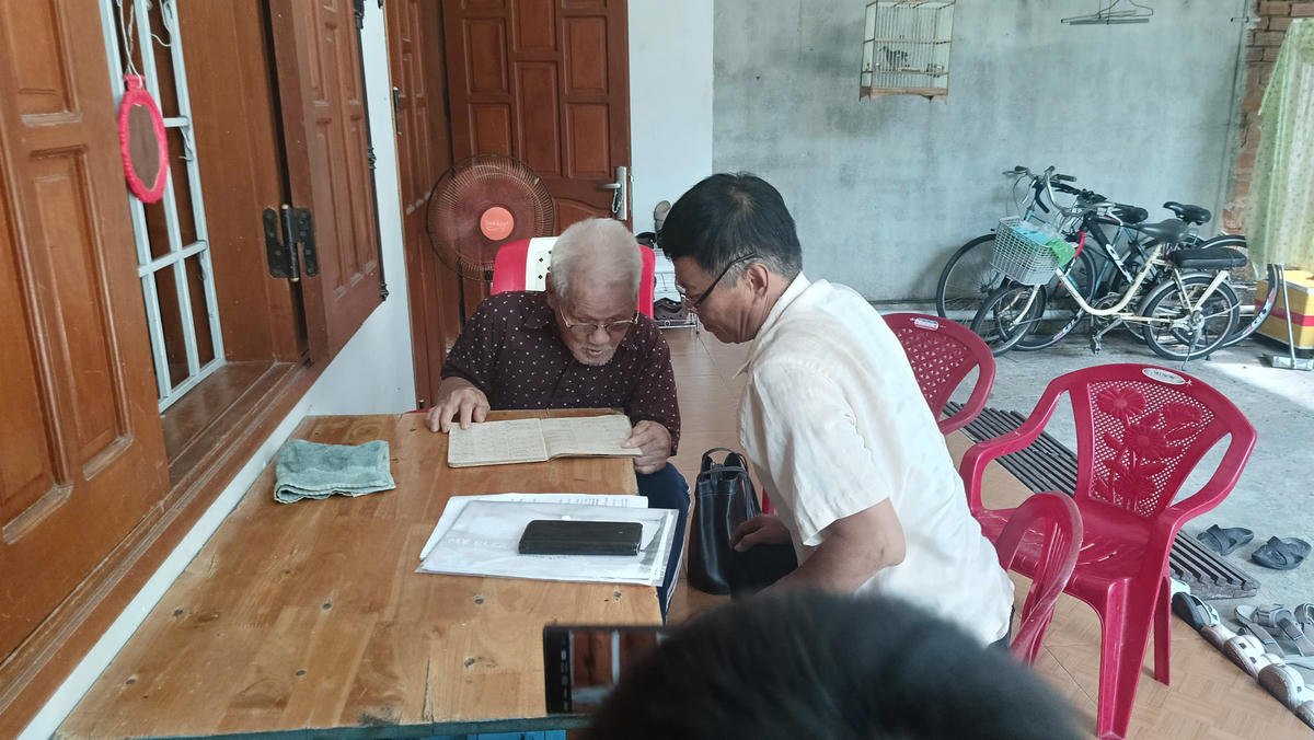 Ông Thạnh cung cấp thông tin còn nhớ về những đồng đội đã nằm lại giữa núi rừng trong thời kháng chiến. Ảnh: CH.