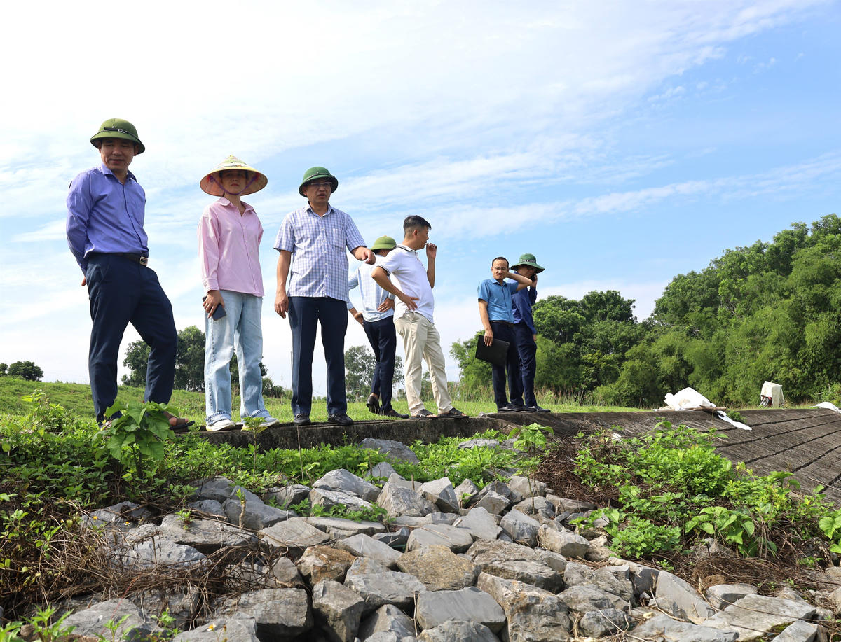 Đại diện Sở NNMT và UBND xã Xuân Hòa kiểm tra công trình kè Thượng Vôi. Ảnh: Đình Minh