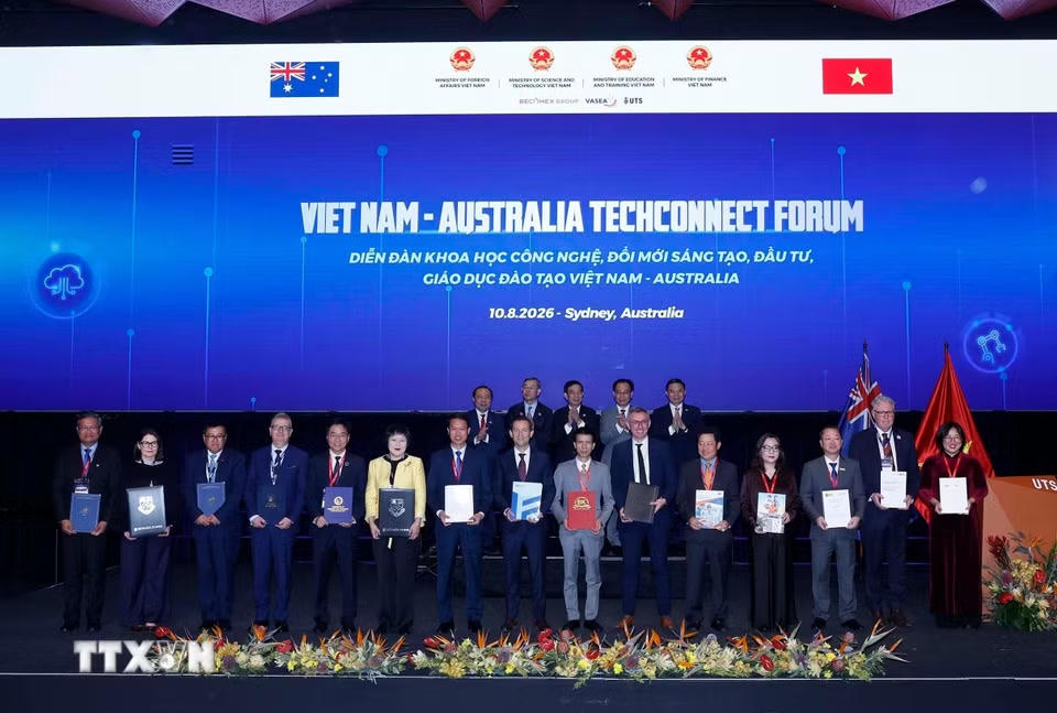 Đại tướng Phan Văn Giang, Ủy viên Bộ Chính trị, Phó Thủ tướng Chính phủ, Bộ trưởng Bộ Quốc phòng và các đại biểu chứng kiến Lễ trao các văn kiện hợp tác giữa Việt Nam-Australia. (Ảnh: Thống Nhất/TTXVN)