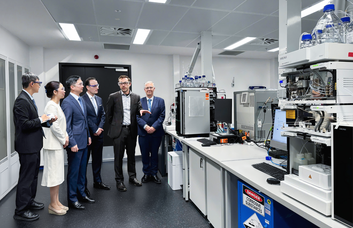 Các chuyên gia Viện RNA giới thiệu Phòng Thí nghiệm và Trung tâm Tiền lâm sàng của Đại học New South Wales (UNSW) nơi đang thực hiện những nghiên cứu y sinh quan trọng để phát triển thuốc, vắc xin thế hệ mới. Ảnh: Viện Nghiên cứu Tâm Anh.