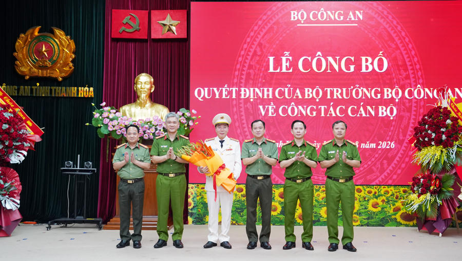 Ban Giám đốc Công an tỉnh Thanh Hóa chúc mừng Đại tá Hoàng Quốc Việt. Ảnh: CATH