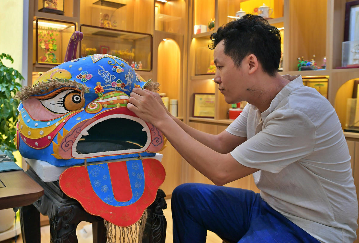 Mỗi chi tiết đều được nghệ nhân tỉ mỉ hoàn thiện để tạo nên thần thái riêng cho từng con giống. 