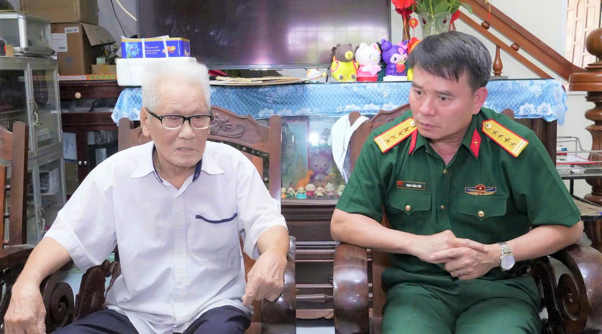 Đại tá Trịnh Công Sơn, Phó Chính ủy Bộ Chỉ huy Quân sự tỉnh Quảng Ngãi (bên trái) trao đổi với ông Thạnh về thông tin khu vực Bệnh xá Quân y B23. Ảnh: CH.